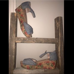 🌸🌺Beautiful floral platform sandals🌸🌺